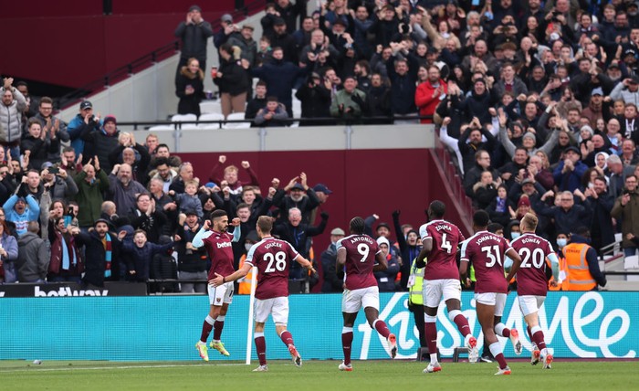 LONDON, ENGLAND - DECEMBER 04: Manuel Lanzini of West Ham United celebrates with teammates after scoring their teams first goal from the penalty spot during the Premier League match between West Ham United and Chelsea at London Stadium on December 04, 2021 in London, England. (Photo by Alex Pantling/Getty Images)