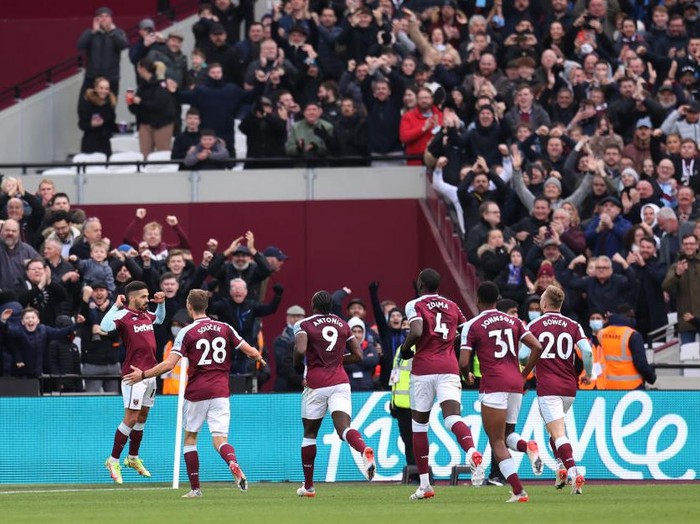 LONDON, ENGLAND - DECEMBER 04: Manuel Lanzini of West Ham United celebrates with teammates after scoring their team's first goal from the penalty spot during the Premier League match between West Ham United and Chelsea at London Stadium on December 04, 2021 in London, England. (Photo by Alex Pantling/Getty Images)