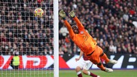 Eror kedua, kala Mendy terlalu berada di depan gawangnya, saat Arthur Masuaku mengirim umpan lambung. Ternyata, si kulit bundar malah mengarah ke gawang dan Mendy gagal membendungnya (Getty Images/Alex Pantling)
