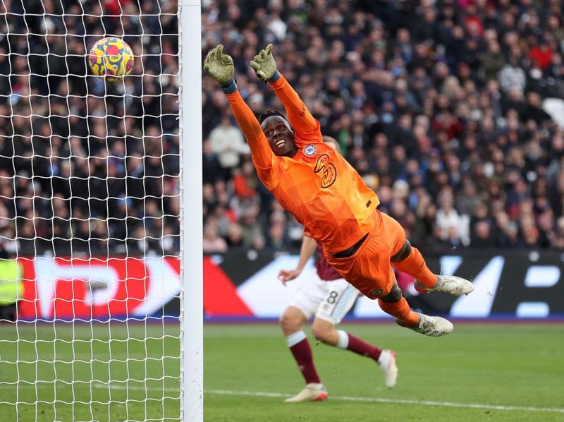 LONDON, ENGLAND - DECEMBER 04: Edouard Mendy of Chelsea fails to save a shot from Arthur Masuaku of West Ham United (not pictured), which leads to West Ham United's third goal during the Premier League match between West Ham United and Chelsea at London Stadium on December 04, 2021 in London, England. (Photo by Alex Pantling/Getty Images)