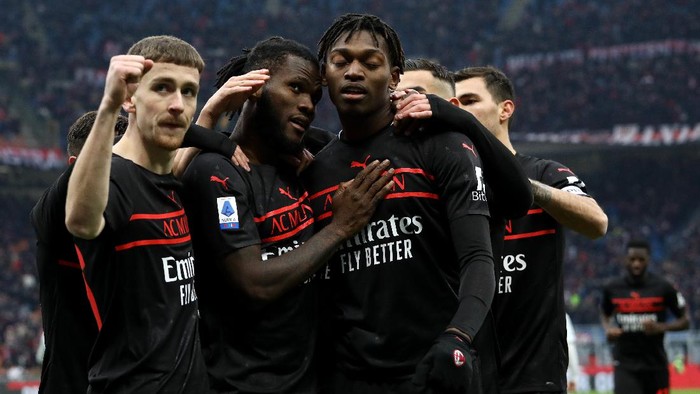 MILAN, ITALY - DECEMBER 04: Franck Kessie of AC Milan celebrates with team mates after scoring their sides first goal during the Serie A match between AC Milan v US Salernitana at Stadio Giuseppe Meazza on December 04, 2021 in Milan, Italy. (Photo by Marco Luzzani/Getty Images)