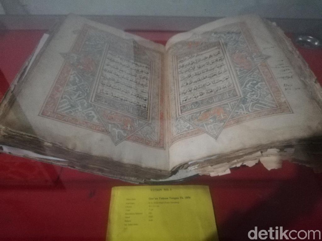 Melihat Keindahan Al-Quran Tulisan Tangan Abad 19 di Sumedang
