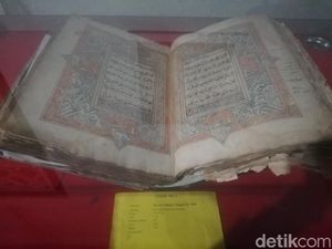 Melihat Keindahan Al-Quran Tulisan Tangan Abad 19 di Sumedang Melihat Keindahan Al-Quran Tulisan Tangan Abad 19 di Sumedang