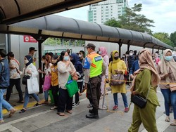Imbas KRL Anjlok di Sudimara, Penumpang di Stasiun Tanah Abang Membeludak