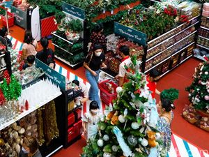 Akhir Pekan, Warga Buru Pernak-Pernik Natal di Pusat Perbelanjaan