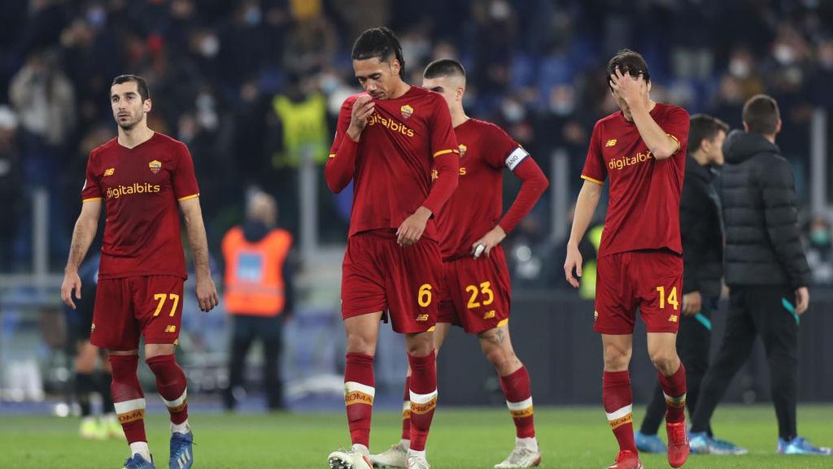Para pemain Roma tertunduk usai kalah 0-3 dari Inter. Foto: Getty Images/Paolo Bruno