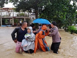 Hujan Deras Bikin Kangean Sumenep Kebanjiran