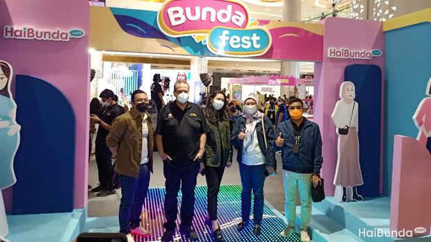 Bapak Chairul Tanjung dan Putri Tanjung menghadiri acara Bundafest di hari ketiga.