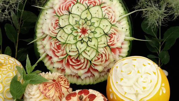 Cantiknya Buah dan Sayuran yang Diukir Jadi Bunga hingga Ikan Koi