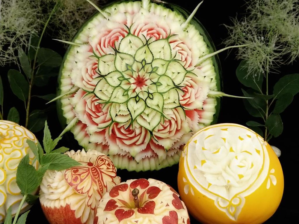 Cantiknya Buah dan Sayuran yang Diukir Jadi Bunga hingga Ikan Koi Cantiknya Buah dan Sayuran yang Diukir Jadi Bunga hingga Ikan Koi