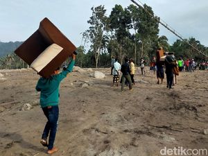 Saat Warga Panik dan Berhamburan Mengira Semeru Erupsi Lagi Saat Warga Panik dan Berhamburan Mengira Semeru Erupsi Lagi