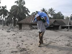 Netizen Gaungkan #PrayForLumajang, Doakan Warga Pasca Gunung Semeru Erupsi