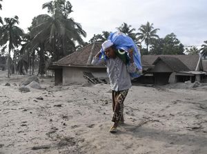 Netizen Gaungkan #PrayForLumajang, Doakan Warga Pasca Gunung Semeru Erupsi
