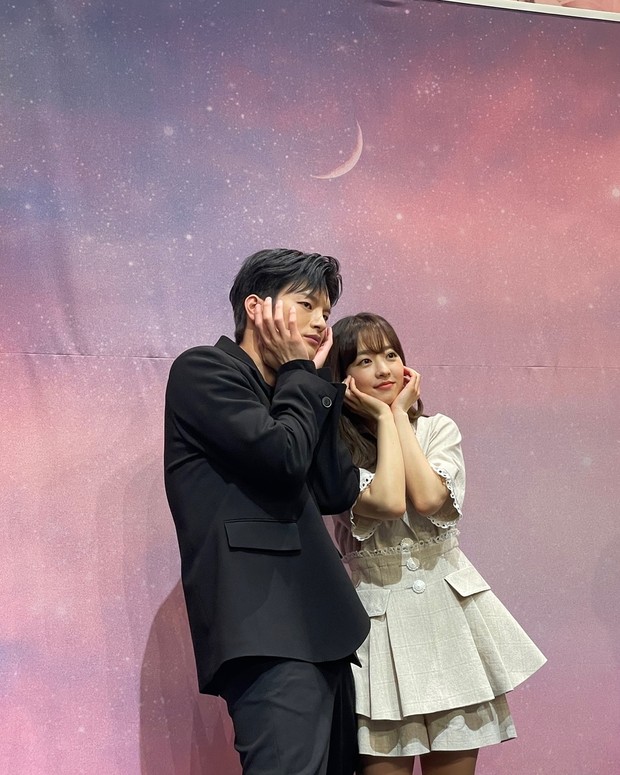 Dong Kyung dan Myung Mal berpose menggemaskan saat prescon drama Doom at Your Service