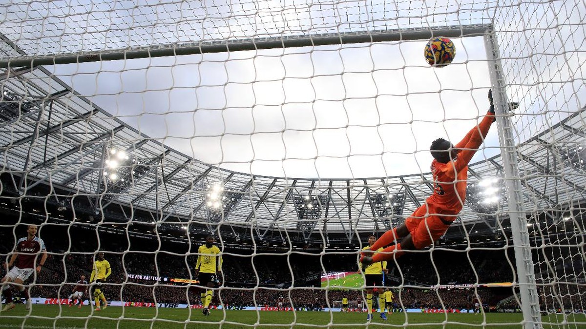 Edouard Mendy melakukan dua blunder saat Chelsea dikalahkan West Ham. (Foto: Getty Images/Alex Pantling)