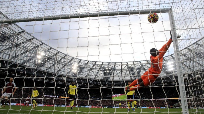 LONDON, ENGLAND - DECEMBER 04: Edouard Mendy of Chelsea fails to make a save which leads to West Ham Uniteds third goal during the Premier League match between West Ham United and Chelsea at London Stadium on December 04, 2021 in London, England. (Photo by Alex Pantling/Getty Images)