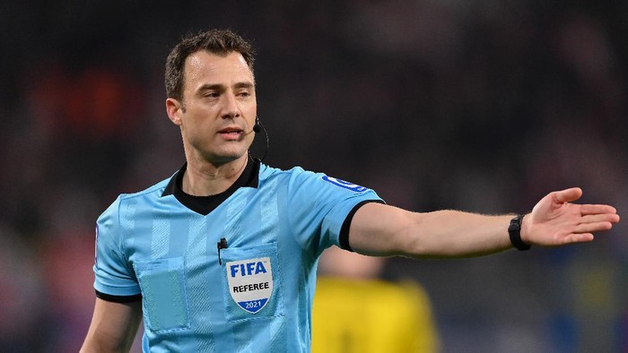 felix zwayer wasit liga jerman bayern munich borussia dortmund der klassiker LEIPZIG, GERMANY - NOVEMBER 06: Referee Felix Zwayer looks on during the Bundesliga match between RB Leipzig and Borussia Dortmund at Red Bull Arena on November 06, 2021 in Leipzig, Germany. (Photo by Stuart Franklin/Getty Images)