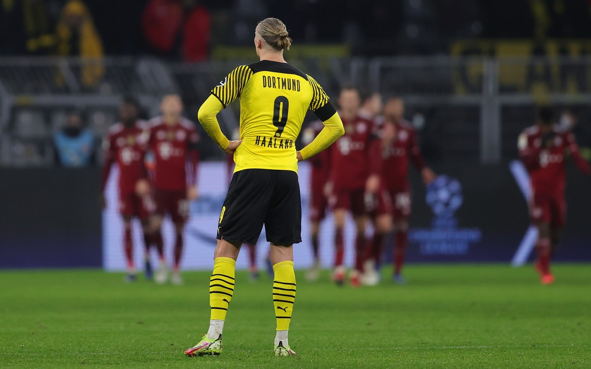 Jude Bellingham dan Erling Haaland kesal dengan keputusan-keputusan wasit saat Borussia Dortmund dikalahkan Bayern Munich 2-3. (Foto: Getty Images/Joosep Martinson)