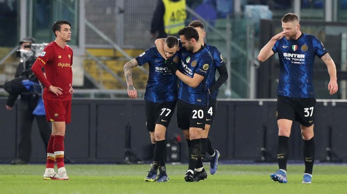ROME, ITALY - DECEMBER 04: Hakan Calhanoglu of FC Internazionale celebrates after scoring their sides first goal with Marcelo Brozovic during the Serie A match between AS Roma v FC Internazionale at Stadio Olimpico on December 04, 2021 in Rome, Italy. (Photo by Paolo Bruno/Getty Images)