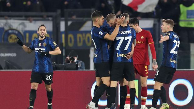 ROME, ITALY - DECEMBER 04: Edin Dzeko of FC Internazionale celebrates after scoring their side's second goal with team mates during the Serie A match between AS Roma v FC Internazionale at Stadio Olimpico on December 04, 2021 in Rome, Italy. (Photo by Paolo Bruno/Getty Images)