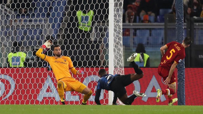ROME, ITALY - DECEMBER 04: Denzel Dumfries of FC Internazionale scores their sides third goal during the Serie A match between AS Roma v FC Internazionale at Stadio Olimpico on December 04, 2021 in Rome, Italy. (Photo by Paolo Bruno/Getty Images)