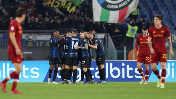 ROME, ITALY - DECEMBER 04: Edin Dzeko of FC Internazionale celebrates after scoring their sides second goal with team mates during the Serie A match between AS Roma v FC Internazionale at Stadio Olimpico on December 04, 2021 in Rome, Italy. (Photo by Paolo Bruno/Getty Images)