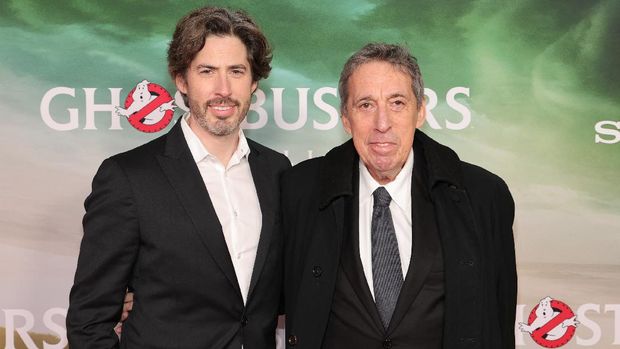 NEW YORK, NEW YORK - NOVEMBER 15: Film director Jason Reitman and his father Ivan Reitman attend the GHOSTBUSTERS: AFTERLIFE World Premiere on November 15, 2021 in New York City.   Theo Wargo/Getty Images for Sony Pictures/AFP (Photo by Theo Wargo / GETTY IMAGES NORTH AMERICA / Getty Images via AFP)