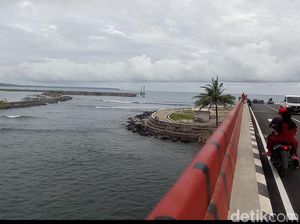 Asyiknya Jalan-jalan ke Jembatan Merah di Pantai Pangandaran