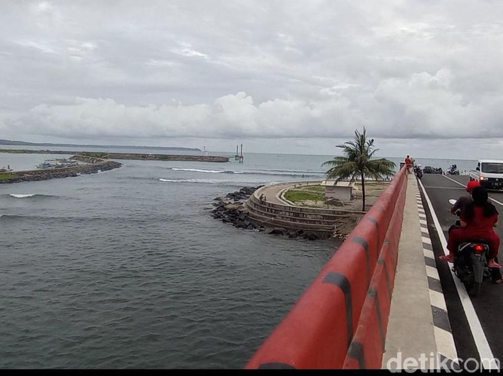 Jembatan Merah, Spot Baru untuk Menikmati Keindahan Pantai Pangandaran Jembatan Merah, Spot Baru untuk Menikmati Keindahan Pantai Pangandaran