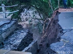 Jembatan di Bondowoso Putus Diterjang Arus Sungai, 90 KK Terisolir