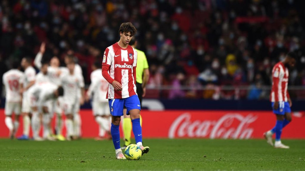 Joao Felix tertunduk usai Atletico kebobolan. Foto: Getty Images/Denis Doyle