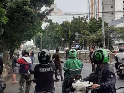 Kabel Melintang Jalan di Tebet Terbakar, Polisi Turun Tangan Atur Lalin