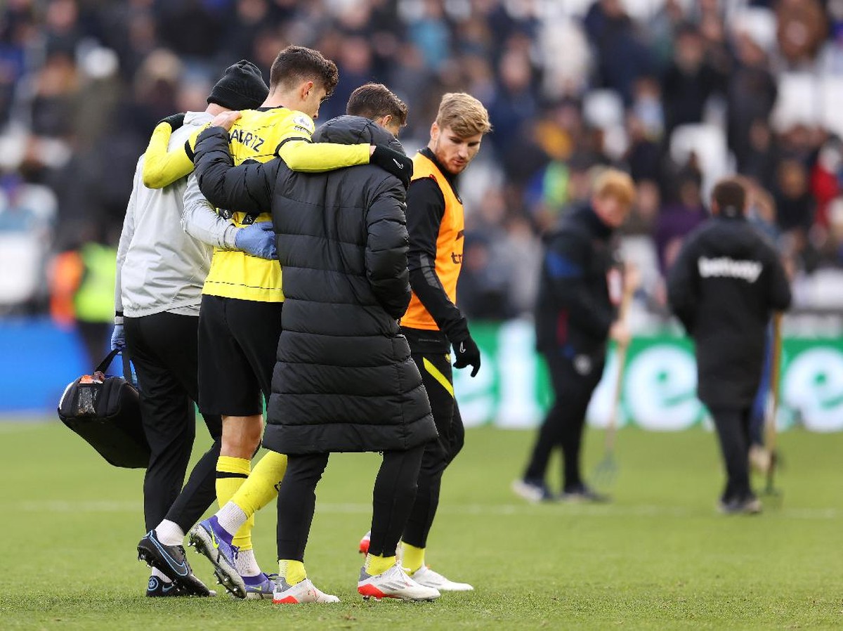 Kai Havertz ditarik keluar di laga West Ham United vs Chelsea. (Foto: Alex Pantling/Getty Images)