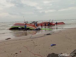Perahu di Pantai Rembang Diterjang Ombak, 7 Hancur-2 Hilang