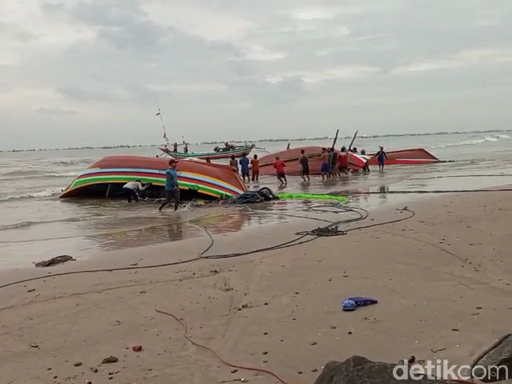 Perahu di Pantai Rembang Diterjang Ombak, 7 Hancur-2 Hilang Perahu di Pantai Rembang Diterjang Ombak, 7 Hancur-2 Hilang