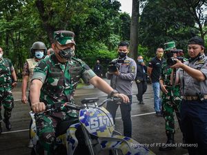 Aksi KSAD Jenderal Dudung Tunggangi Motor Listrik Pindad