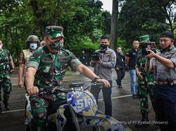 Aksi KSAD Jenderal Dudung Tunggangi Motor Listrik Pindad