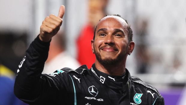 JEDDAH, SAUDI ARABIA - DECEMBER 04: Pole position qualifier Lewis Hamilton of Great Britain and Mercedes GP celebrates in parc ferme during qualifying ahead of the F1 Grand Prix of Saudi Arabia at Jeddah Corniche Circuit on December 04, 2021 in Jeddah, Saudi Arabia. (Photo by Lars Baron/Getty Images)