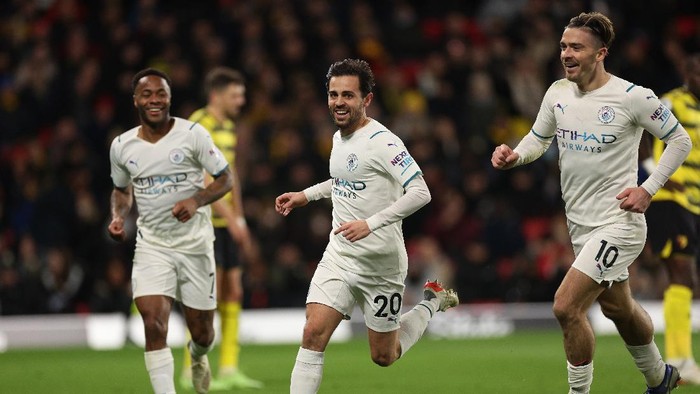 Liga Inggris WATFORD, ENGLAND - DECEMBER 04: Bernardo Silva of Manchester City celebrates after scoring their side's third goal during the Premier League match between Watford and Manchester City at Vicarage Road on December 04, 2021 in Watford, England. (Photo by Richard Heathcote/Getty Images)