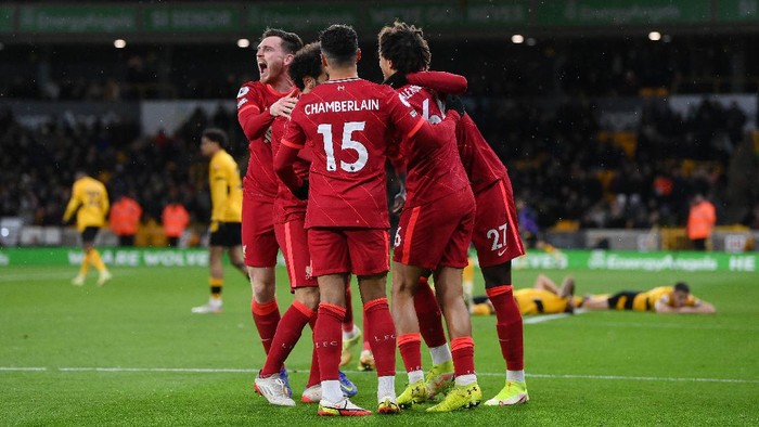 WOLVERHAMPTON, ENGLAND - DECEMBER 04: Divock Origi of Liverpool (obscured) celebrates with Alex Oxlade-Chamberlain, Andrew Robertson, Trent Alexander-Arnold and Mohamed Salah after scoring their sides first goal during the Premier League match between Wolverhampton Wanderers and Liverpool at Molineux on December 04, 2021 in Wolverhampton, England. (Photo by Laurence Griffiths/Getty Images)