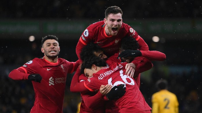 WOLVERHAMPTON, ENGLAND - DECEMBER 04: Divock Origi of Liverpool celebrates with Alex Oxlade-Chamberlain, Andrew Robertson, Trent Alexander-Arnold and Mohamed Salah after scoring their sides first goal during the Premier League match between Wolverhampton Wanderers and Liverpool at Molineux on December 04, 2021 in Wolverhampton, England. (Photo by Laurence Griffiths/Getty Images)