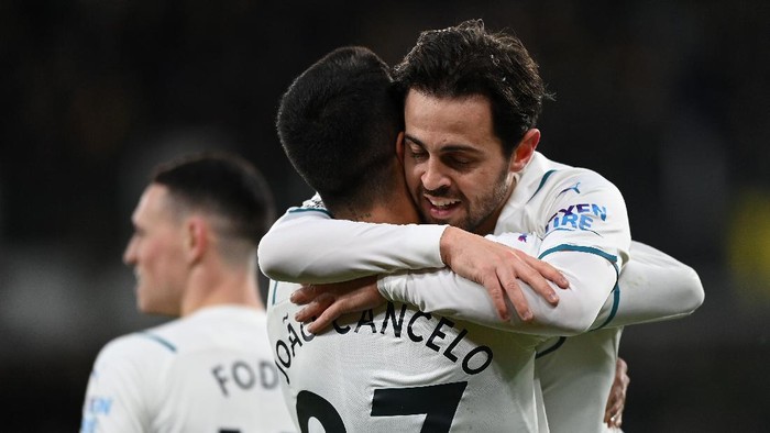 WATFORD, ENGLAND - DECEMBER 04: Bernardo Silva of Manchester City celebrates after scoring their sides second goal with Joao Cancelo during the Premier League match between Watford and Manchester City at Vicarage Road on December 04, 2021 in Watford, England. (Photo by Shaun Botterill/Getty Images)