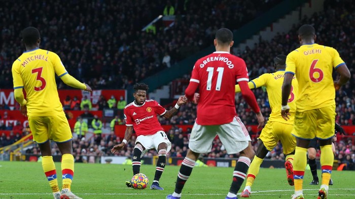 MANCHESTER, ENGLAND - DECEMBER 05: Fred of Manchester United scores their sides first goal during the Premier League match between Manchester United and Crystal Palace at Old Trafford on December 05, 2021 in Manchester, England. (Photo by Alex Livesey/Getty Images)