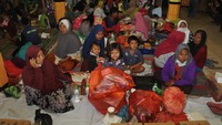 Menengok Aktivitas Warga Terdampak Erupsi Semeru di Pengungsian