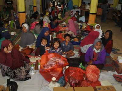 Menengok Aktivitas Warga Terdampak Erupsi Semeru di Pengungsian