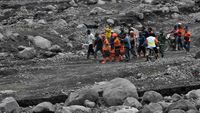 Momen Evakuasi dan Pencarian Korban Erupsi Semeru