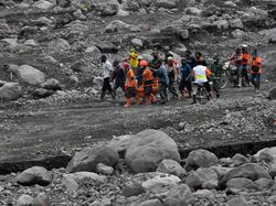 Momen Evakuasi dan Pencarian Korban Erupsi Semeru