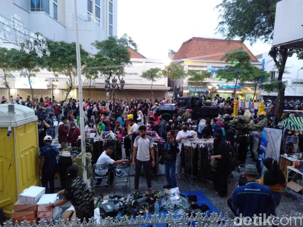 Peringati Navy Day, Warga Surabaya Ramai-ramai Datangi Tunjungan Romansa