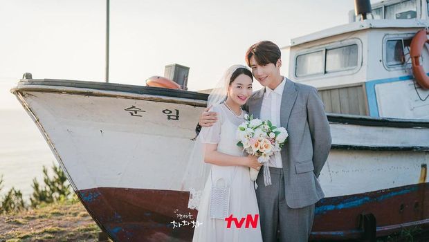 Pasangan Kim Seon Ho dan Shin Min Ah bikin penonton baper dalam drama Hometown Cha Cha Cha