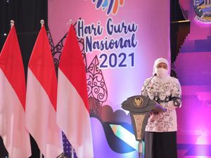 Khofifah Raih Penghargaan Tertinggi untuk Kepala Daerah dari PGRI Khofifah Raih Penghargaan Tertinggi untuk Kepala Daerah dari PGRI
